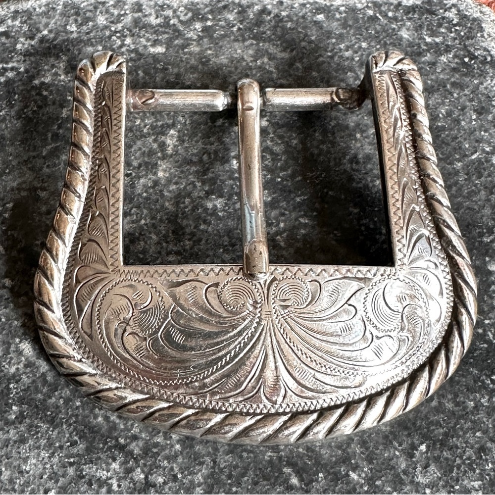Belt buckle Southwest style silver toned metal. Vintage, excellent condition.